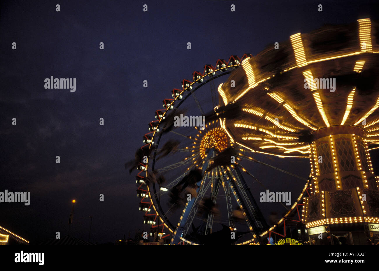 Kirmes mit Riesenrad und Kettenkarussell Stock Photo