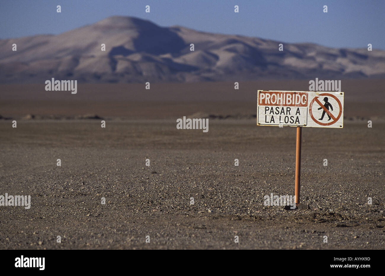Verbotsschild in der Atacama Wueste Stock Photo