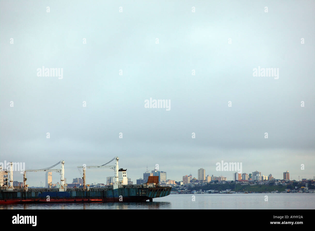 Skyline von Manaus und einem Frachter auf dem Solimes Brasilien Stock Photo
