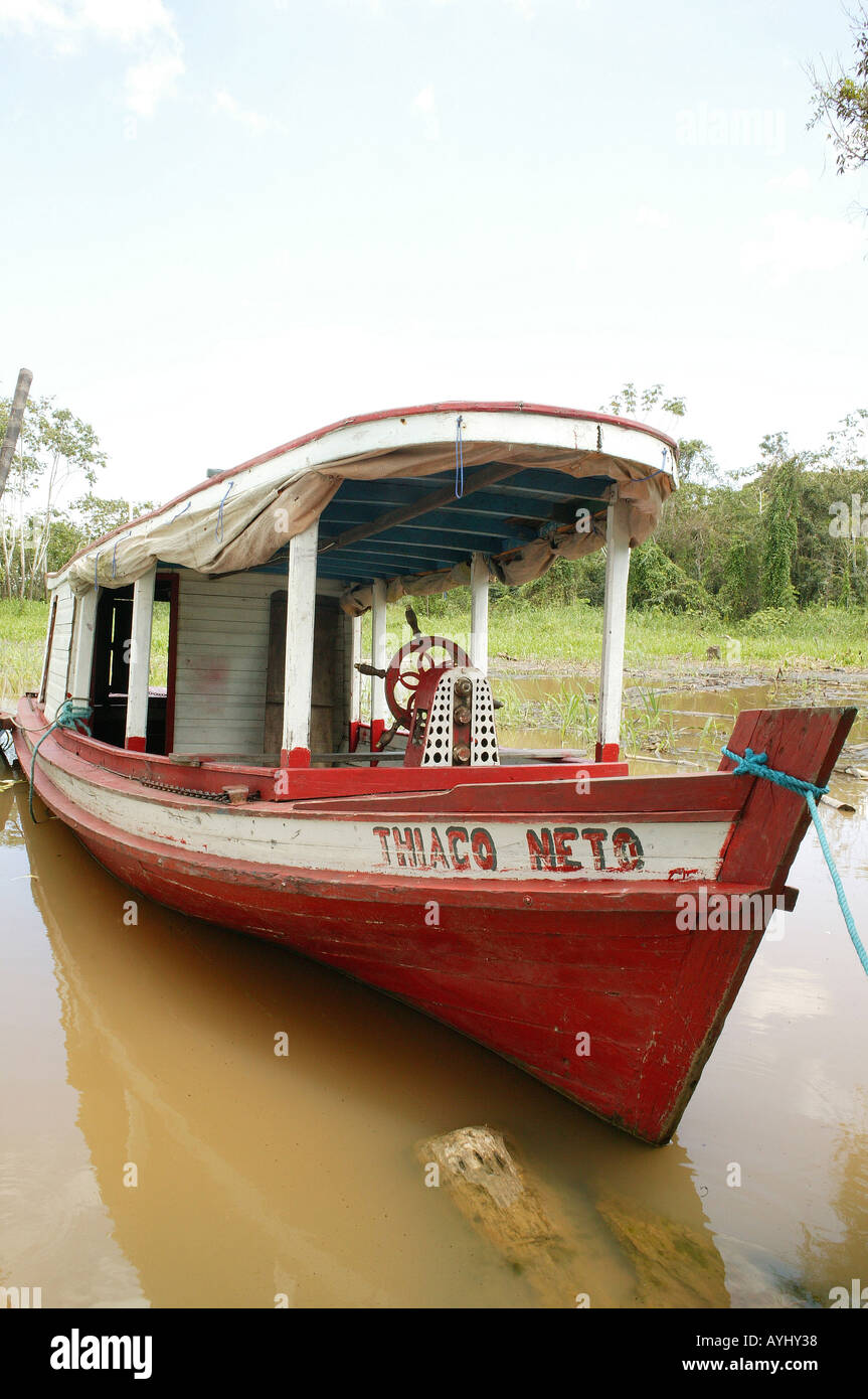 Typisches Allzweckboot auf dem Solimes Brasilien Stock Photo