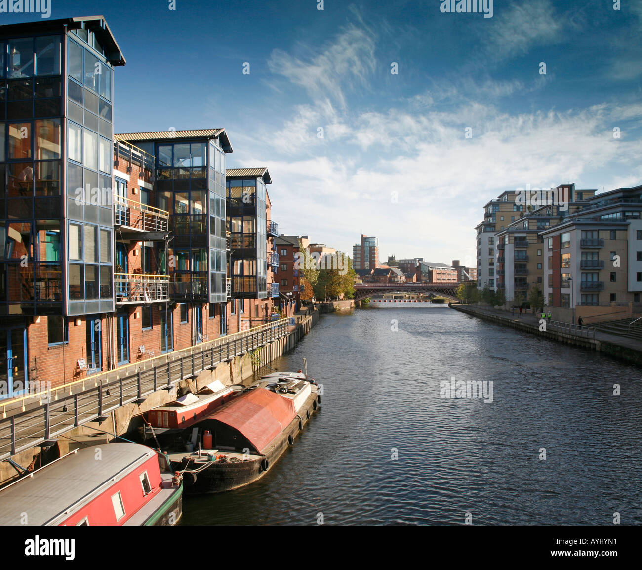 Leeds waterfront, converted apartments & the River Aire Stock Photo
