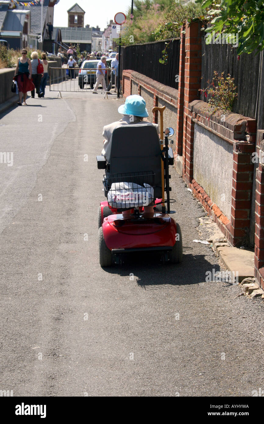 Scooter Motorisé Pour Les Personnes âgées Photo stock - Image du regarder,  pensionné: 48974304