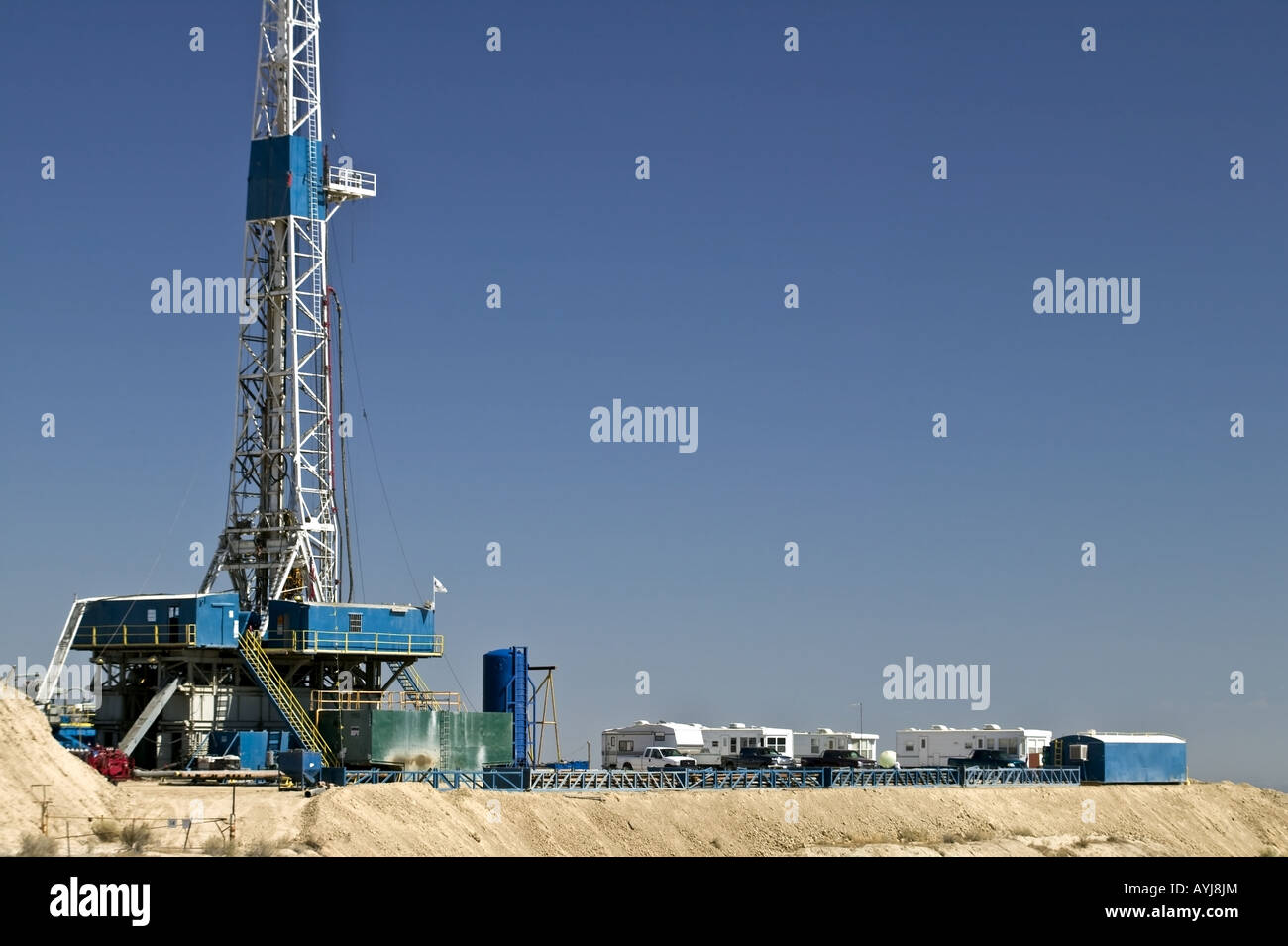 Oil Rig in the Desert Stock Photo - Alamy
