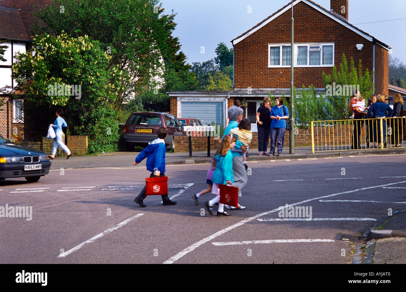 Children crossing the road hi-res stock photography and images - Alamy