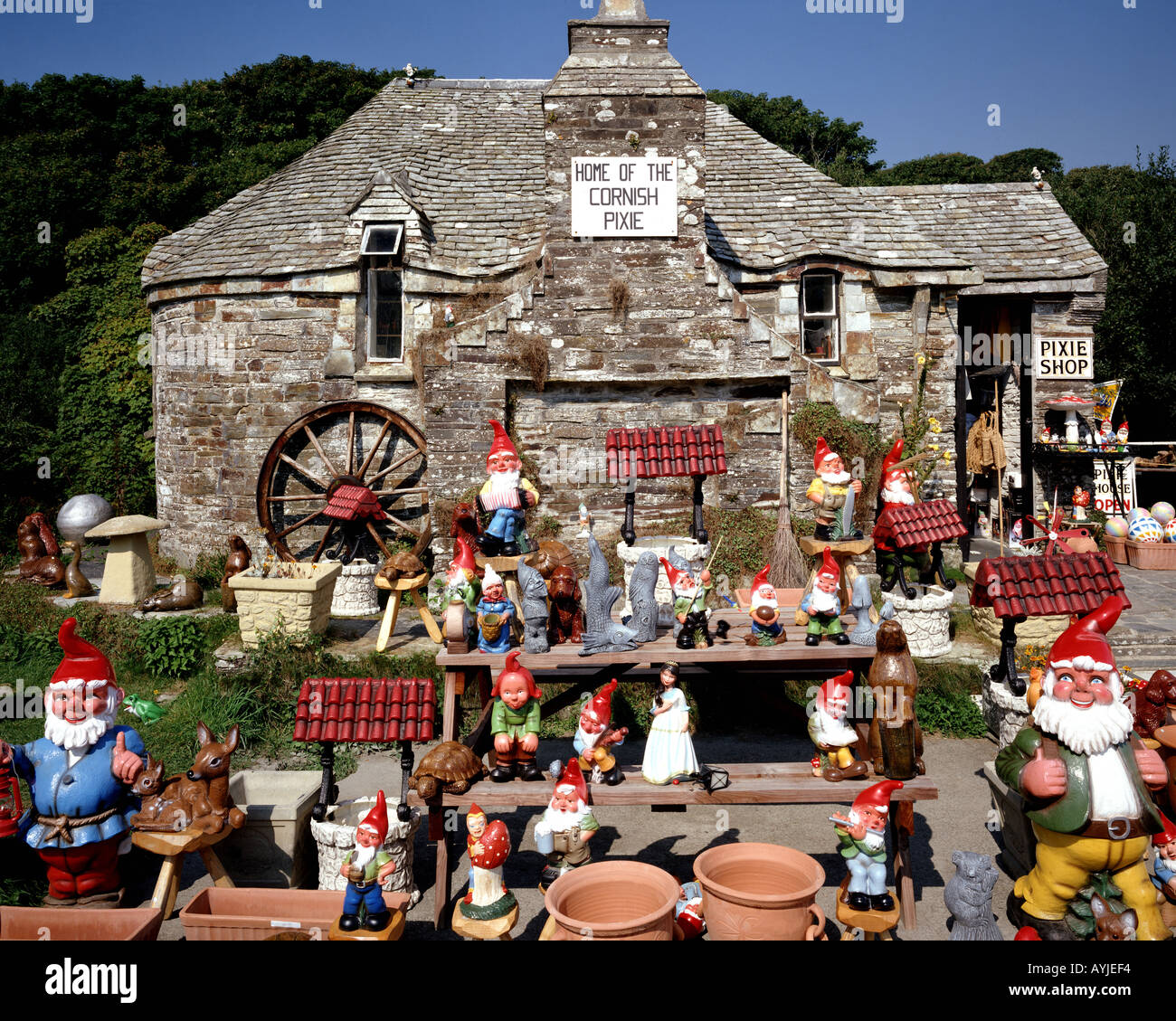 GB - CORNWALL: Olde Worldy Pixie Shop in Tintagel Stock Photo