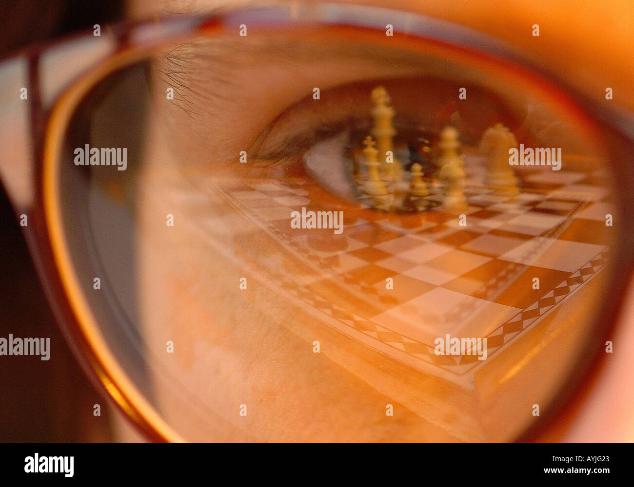 Schachspiel spiegelt sich in der Brille des Spielers Stock Photo