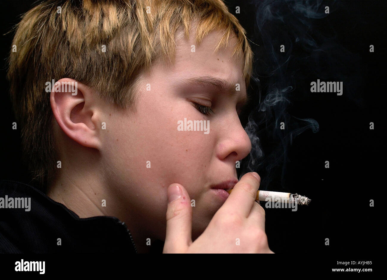 Ein Junge raucht eine Zigarette Stock Photo