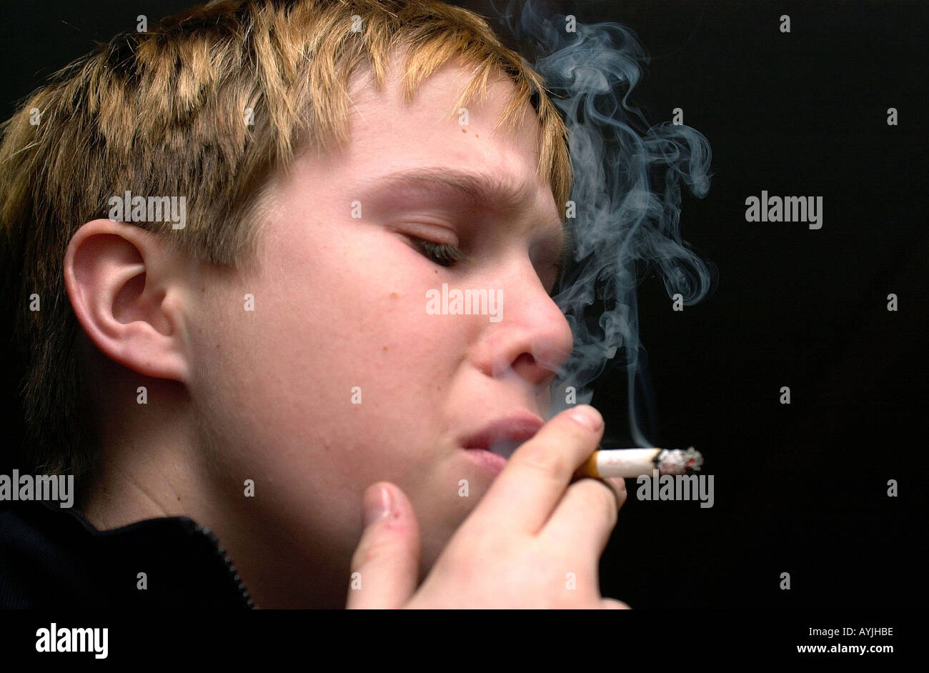 Ein Junge raucht eine Zigarette Stock Photo