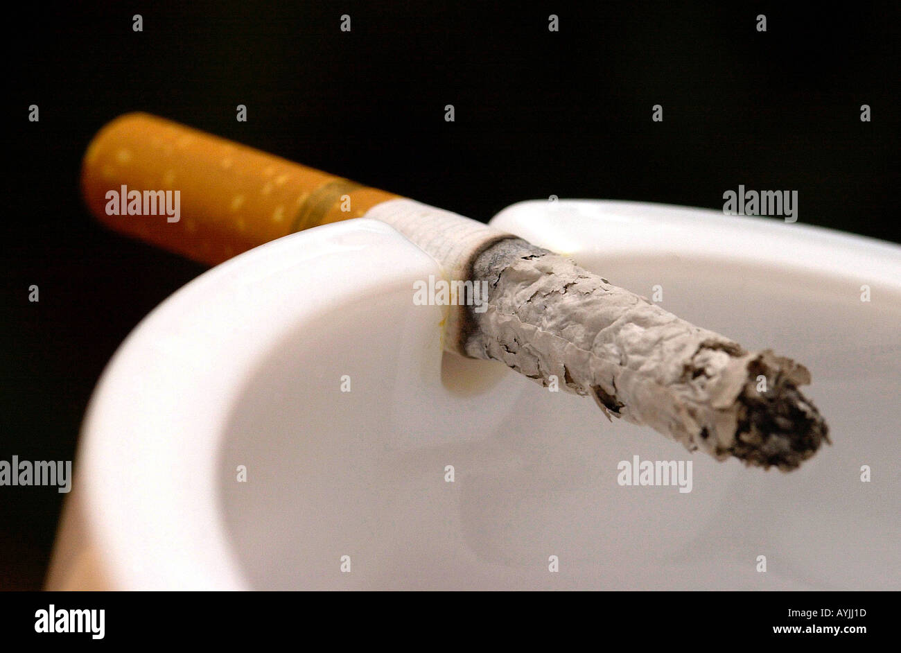 Zigarette und Aschenbecher Stock Photo