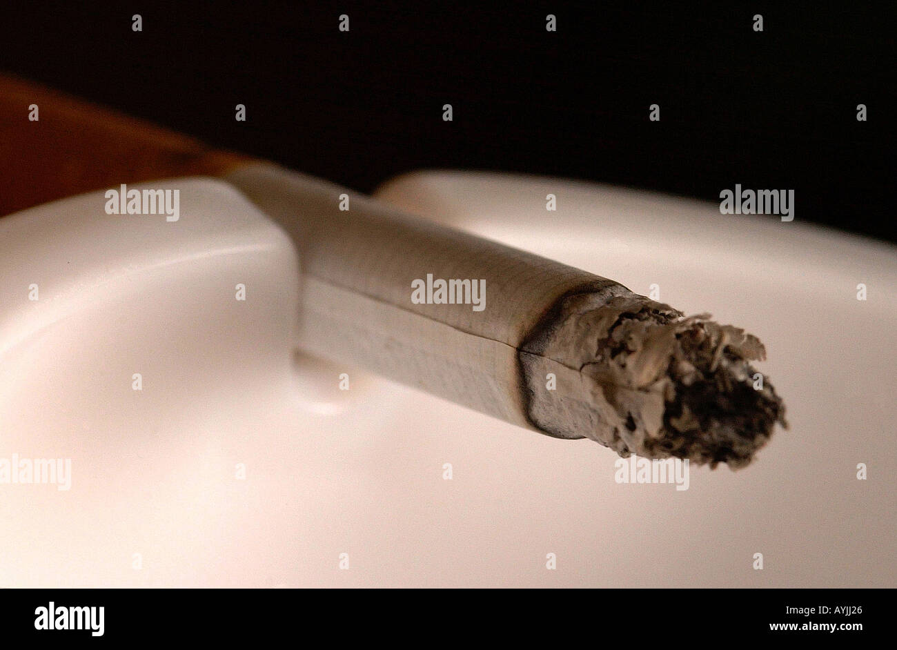 Zigarette und Aschenbecher Stock Photo