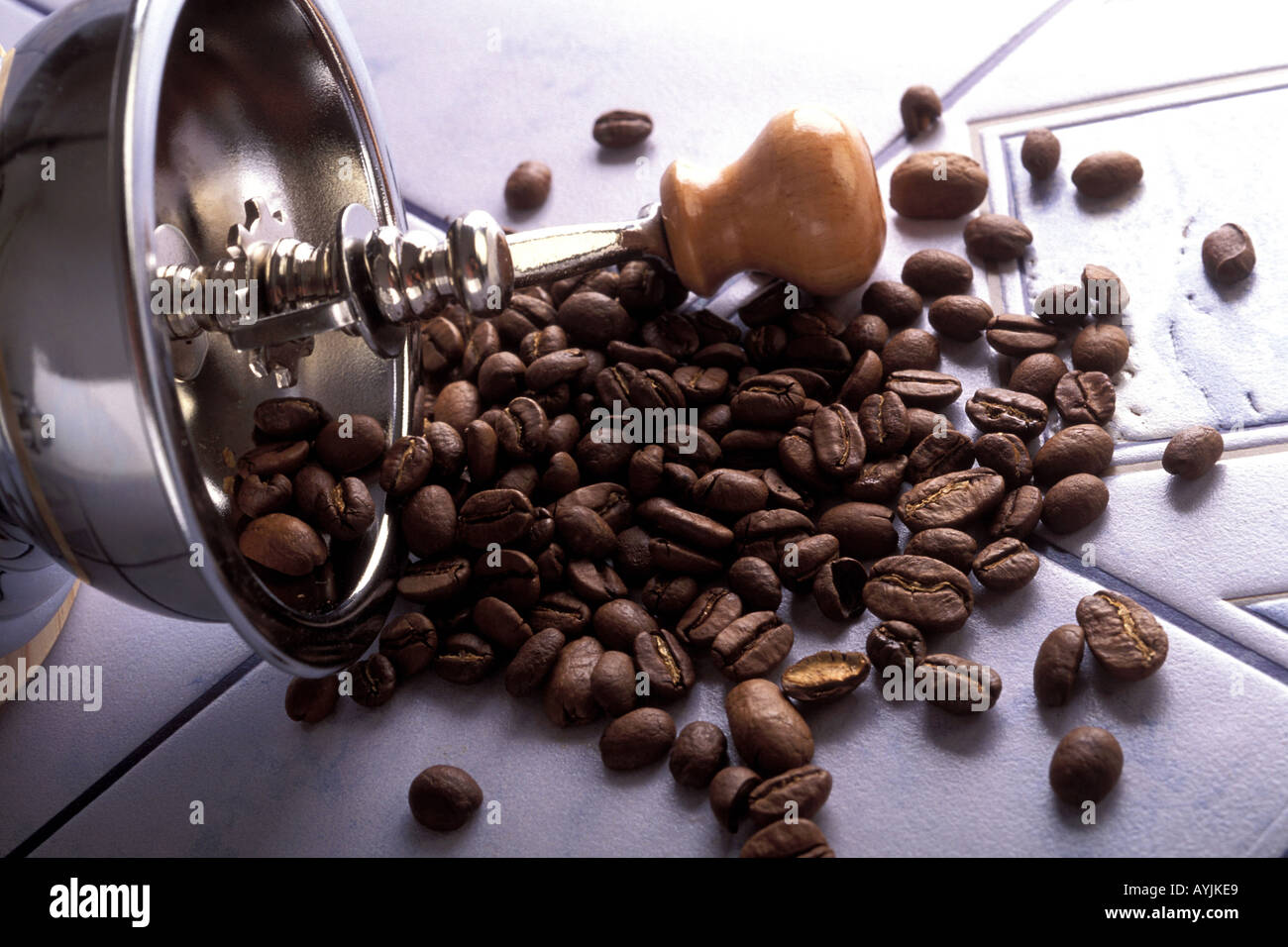 Kaffeebohnen und Kaffeemühle Coffee Beans and Coffee Mill Stock Photo