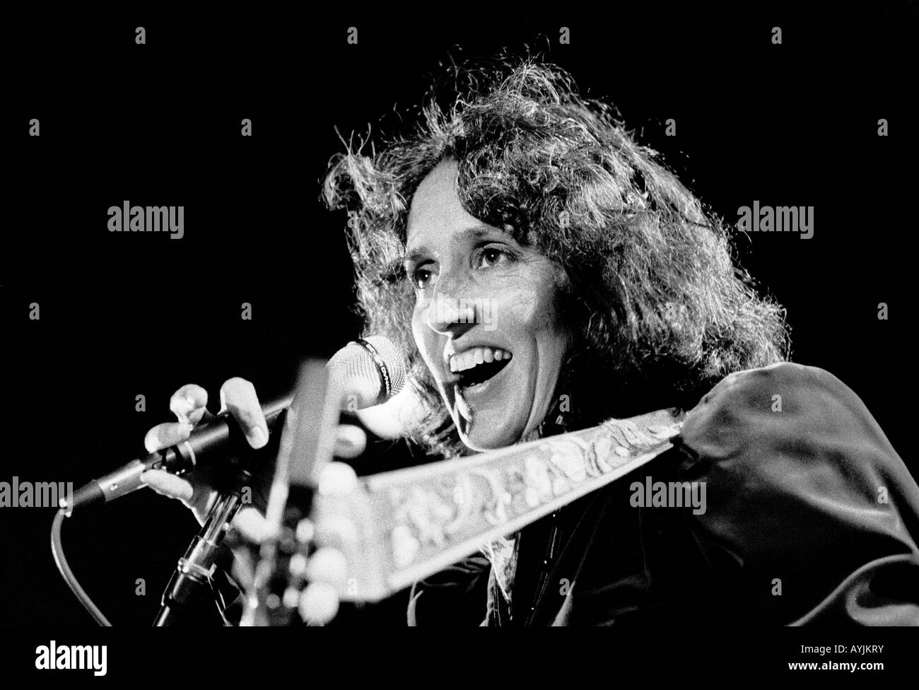 Joan Baez gives a free outdoor concert in San Francisco on Christmas Eve in 1978 Stock Photo