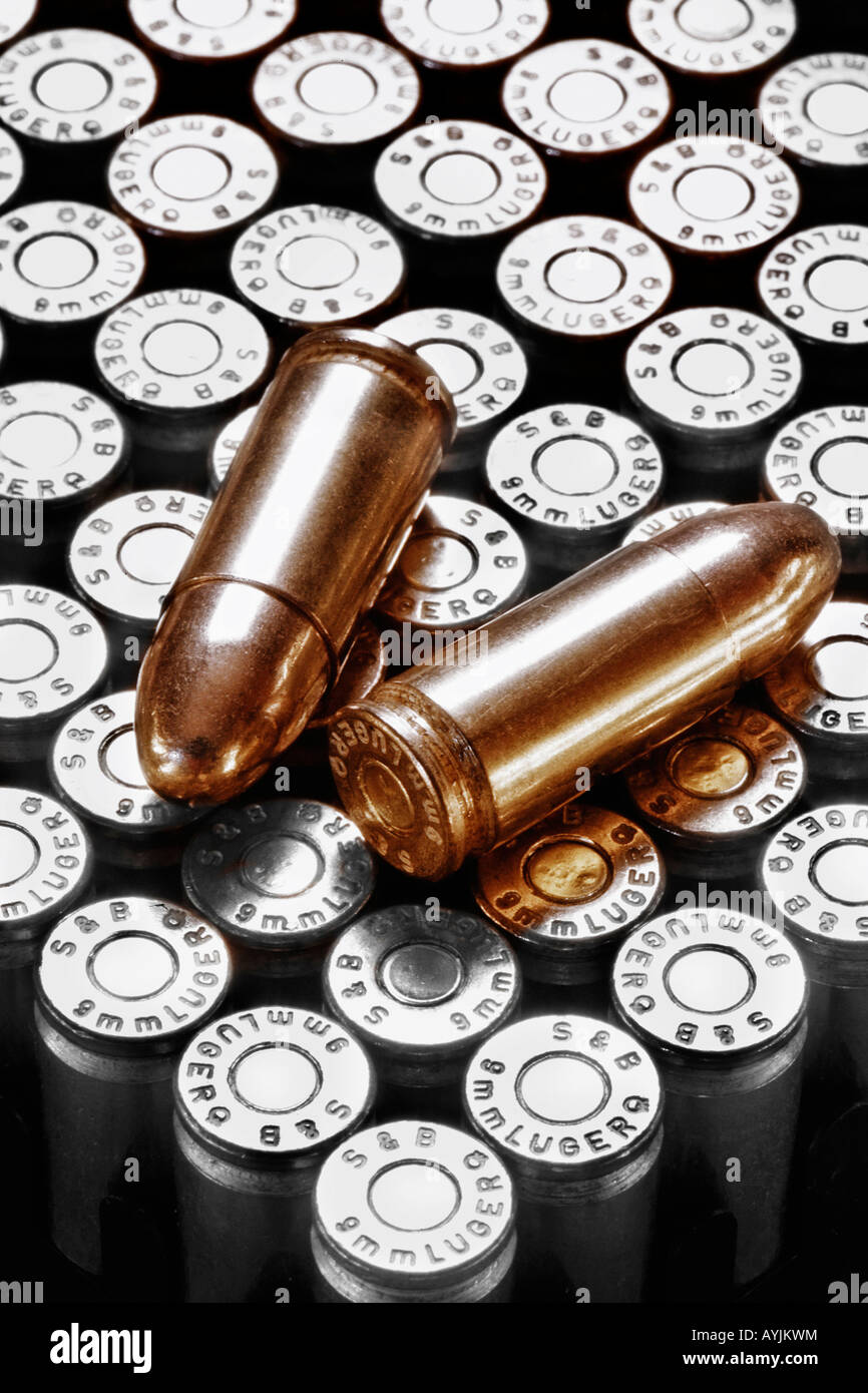Pile Des Munitions Avec La Tête Ronde Et Le Fond Plat Image stock - Image  du firearm, armé: 126903615