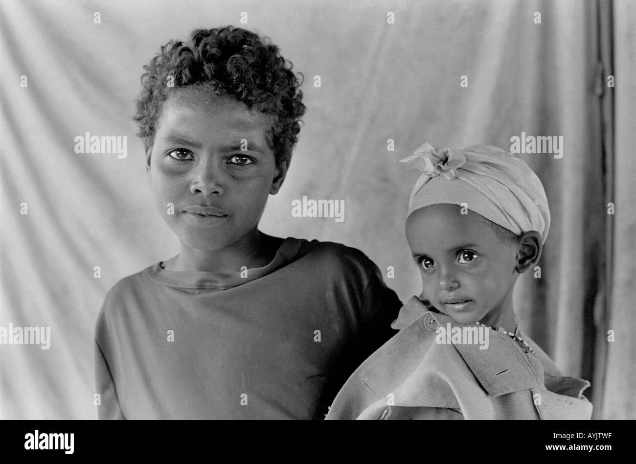 B/W portrait of two Somali refugee children at an emergency feeding centre on the Somali border. Kebrebeyah, Ethiopia, Africa Stock Photo