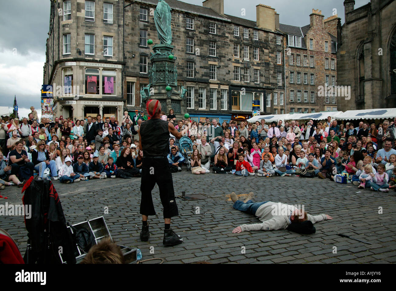 Mighty Gareth juggling green balls during Edinburgh Fringe Festival Scotland UK Europe Stock