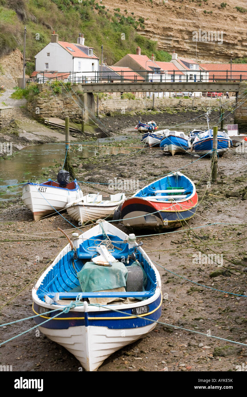 Fishing boats at low tide in Staithes, North Yorkshire Stock Photo - Alamy