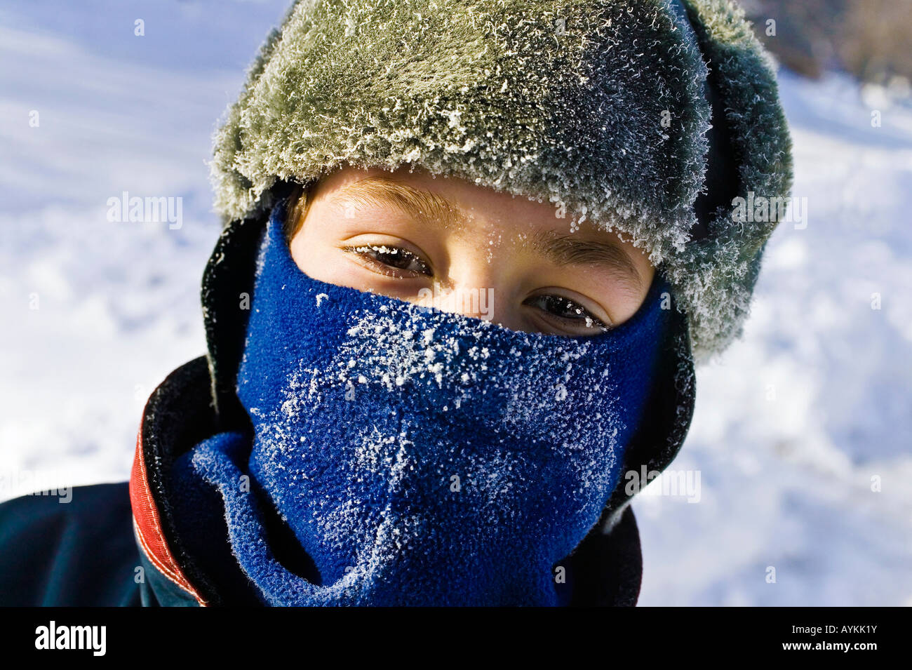 Мальчик в снегу. Школьники зимой. Зима дети школа. Холодно идти в школу. Мальчик зимой.