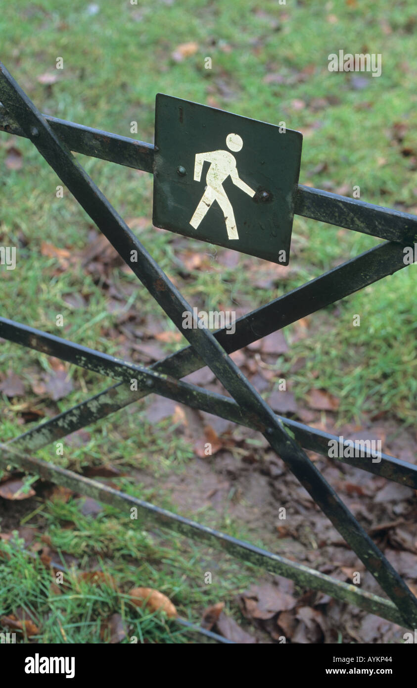 FOOTPATH SIGN ON COUNTRY GATE, UK Stock Photo - Alamy