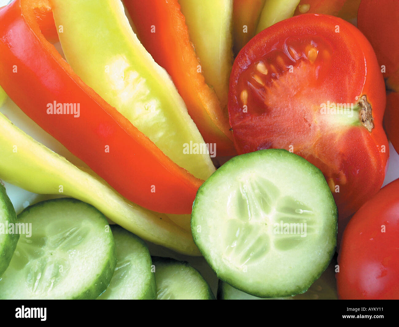 Frisches zerteiltes Gemuese Paprika Gurke und Tomate Stock Photo