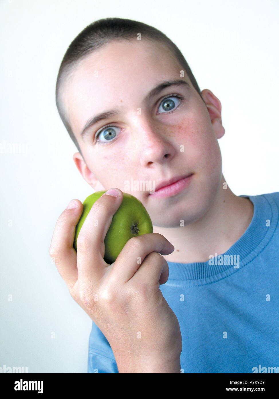 Junge haelt einen gruenen Apfel in der Hand Stock Photo