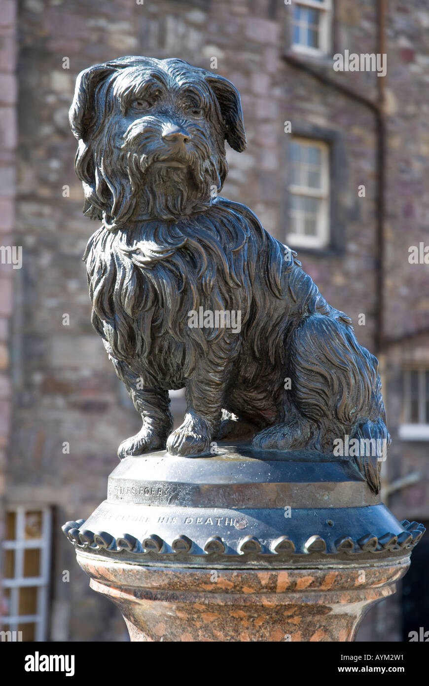 Statue of Greyfriars Bobby in Edinburgh Scotland the dog which stayed by its masters grave for life gravestone Stock Photo