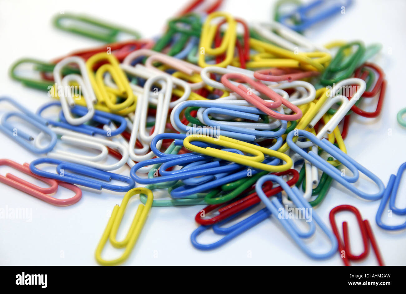 Coloured paperclips hi-res stock photography and images - Alamy