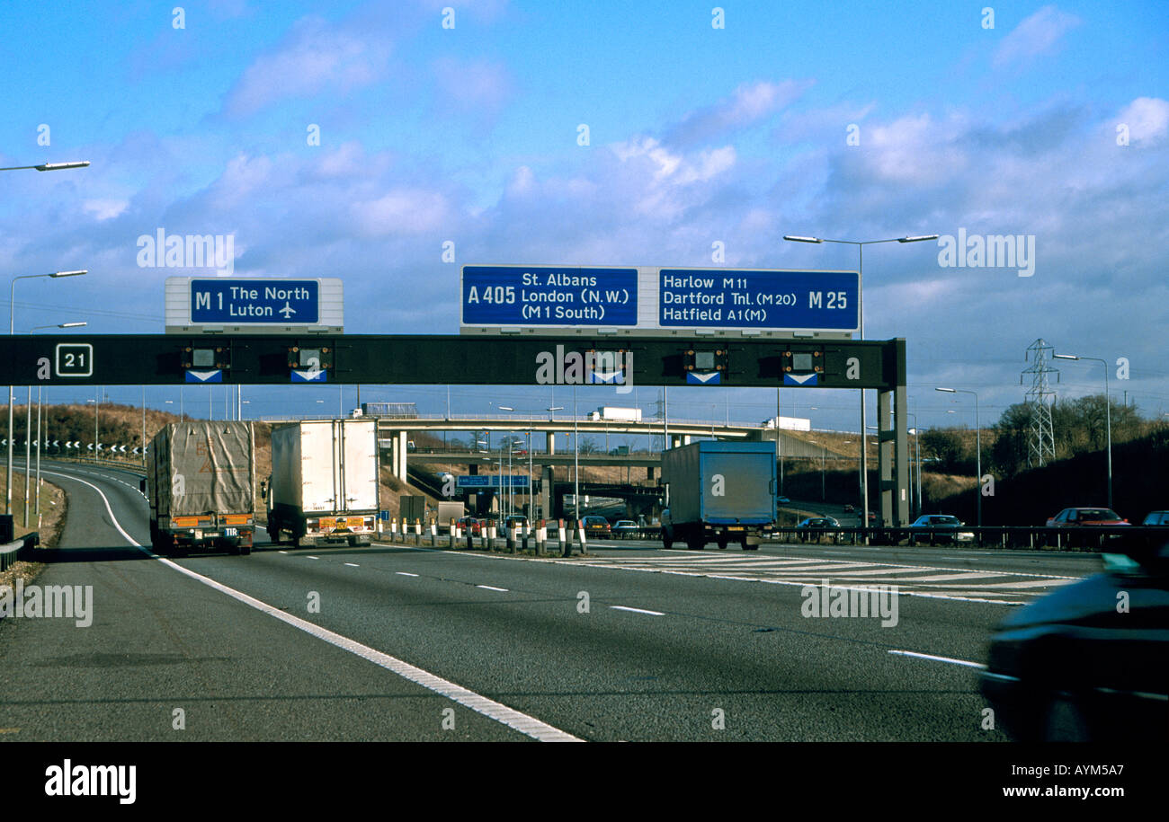 Motorway signs for M1 from M25 Stock Photo - Alamy