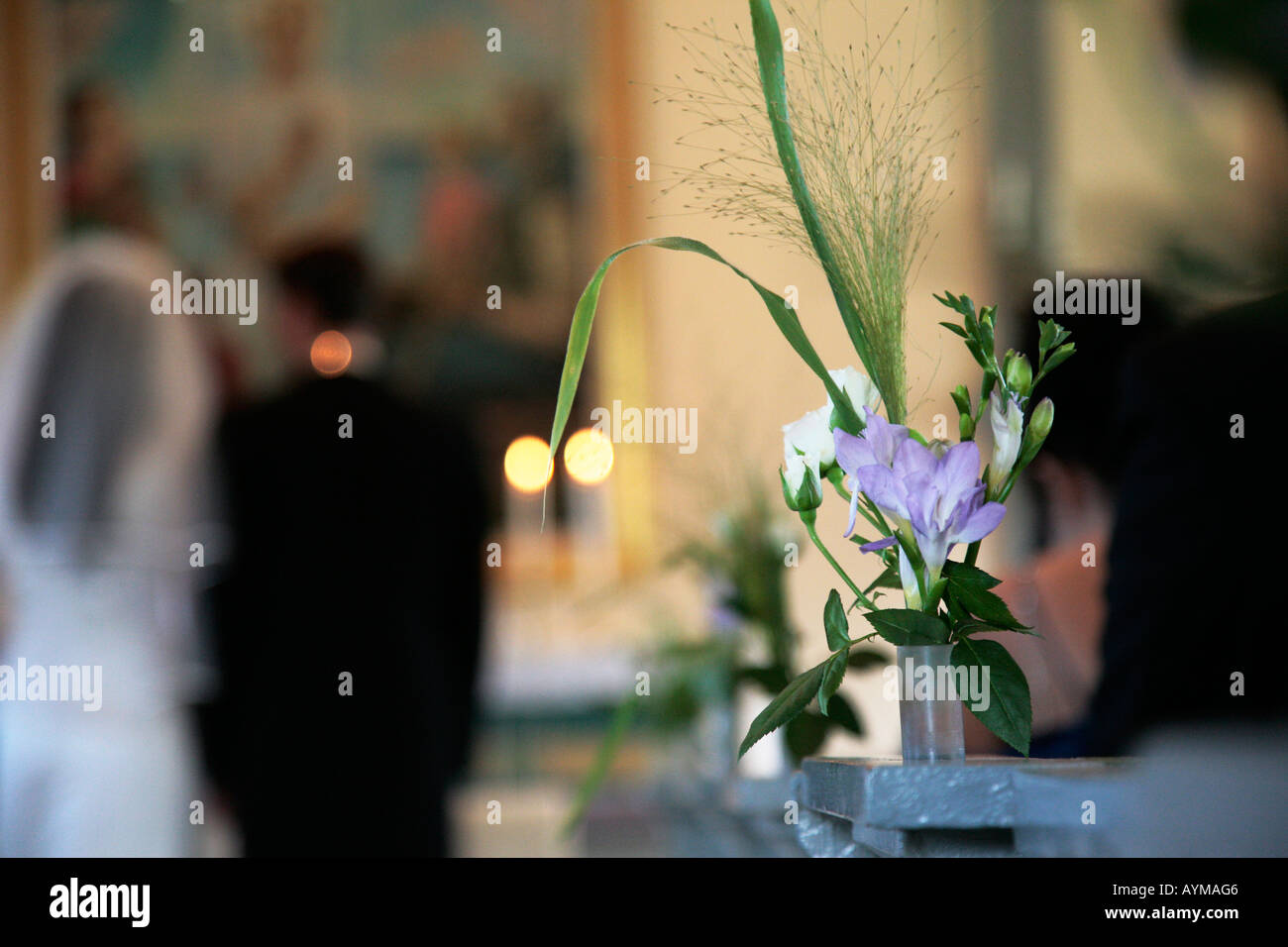 Bride groom church isle hi-res stock photography and images - Alamy