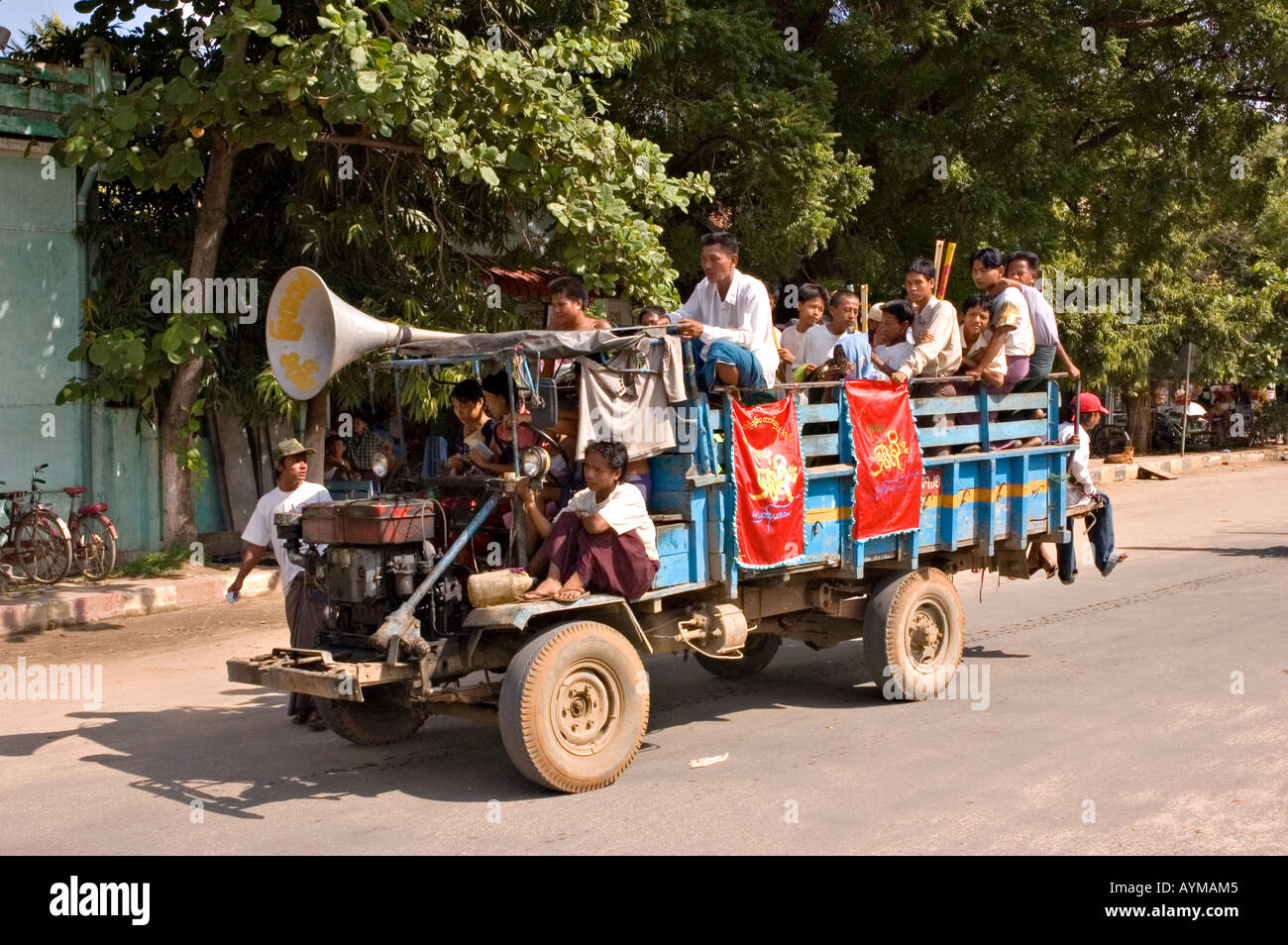 Bandwagon Stock Photos & Bandwagon Stock Images - Alamy