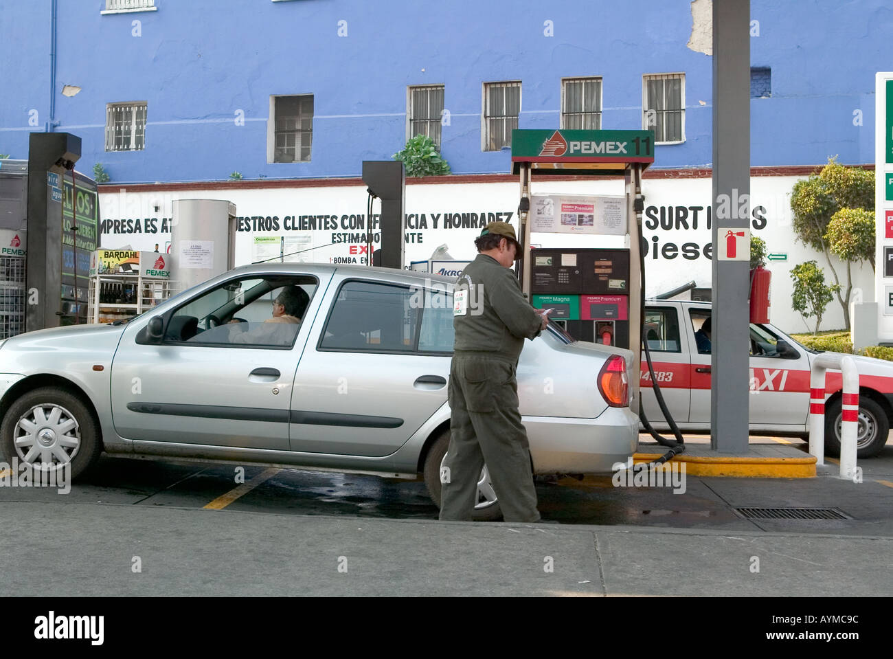 Car refilling with assistant at a Pemex fuel station in Mexico City Stock Photo
