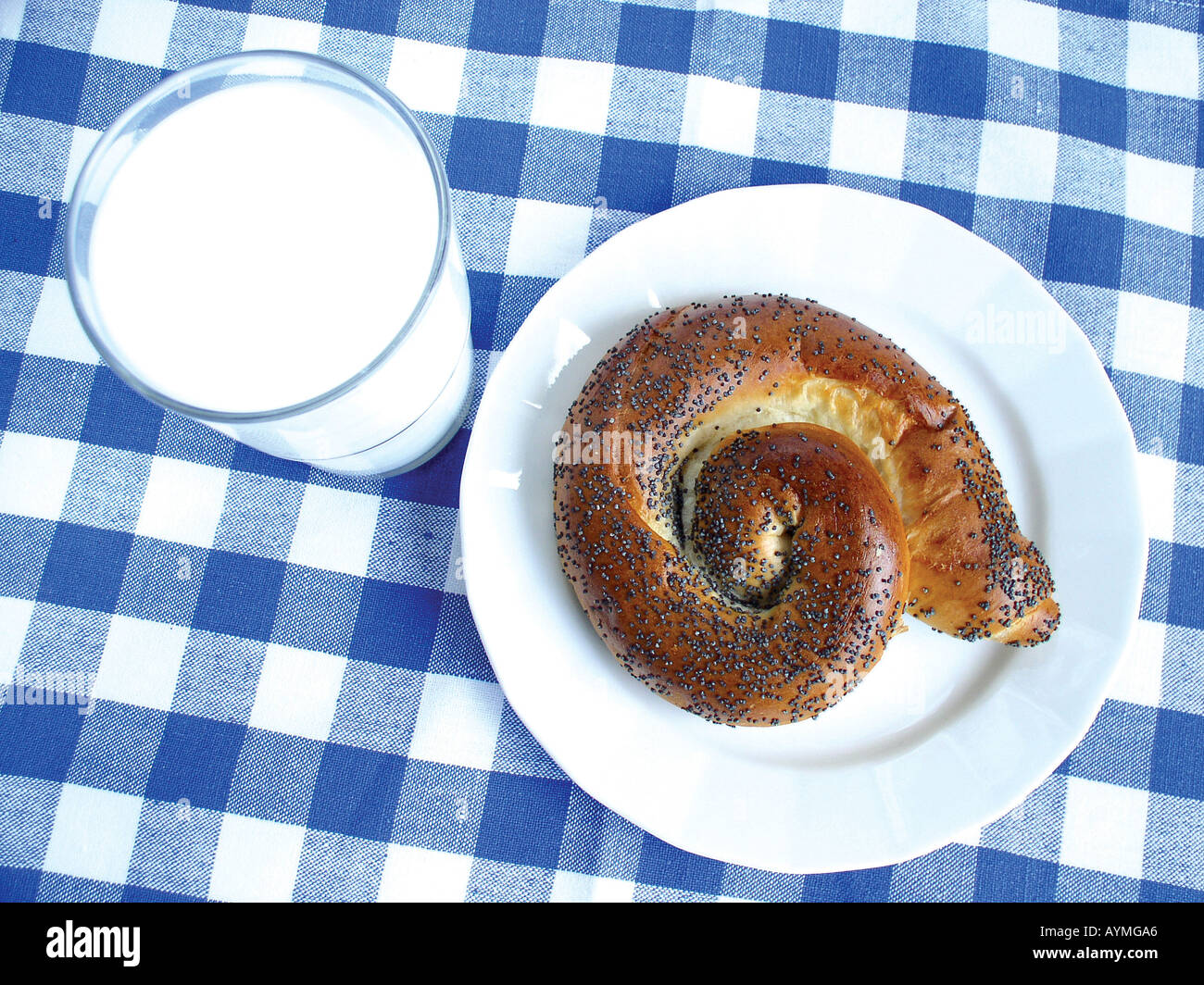 Mohnschnecke und Milch als Zwischenmahlzeit Stock Photo