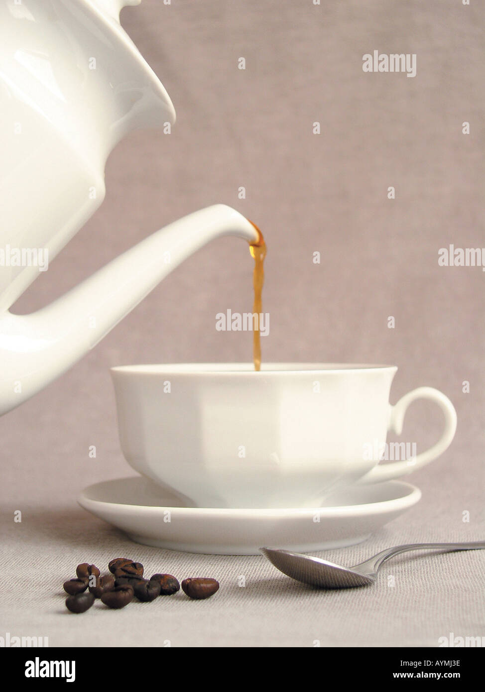 Kaffee in eine Tasse einschenken Stock Photo