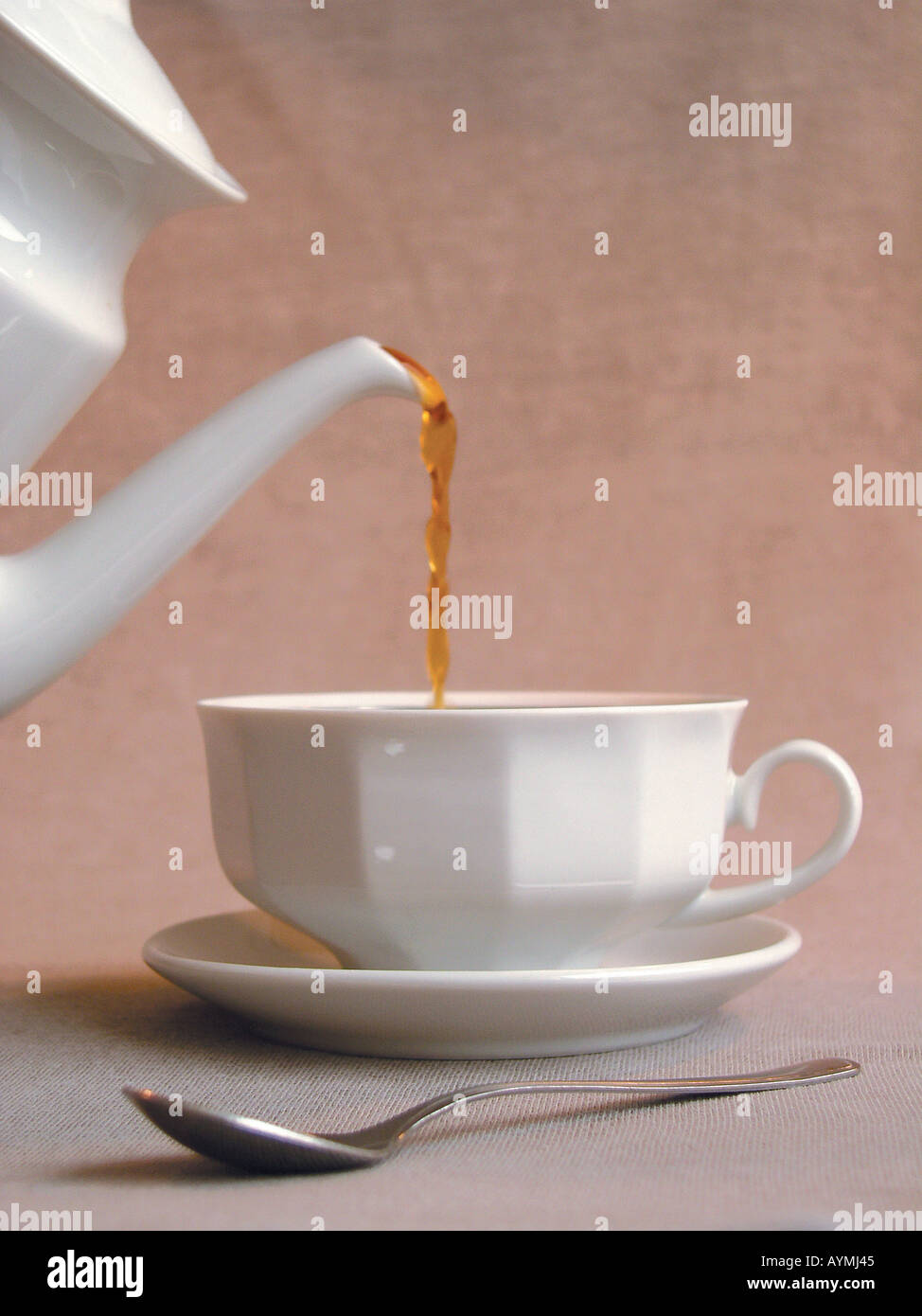 Kaffee in eine Tasse einschenken Stock Photo