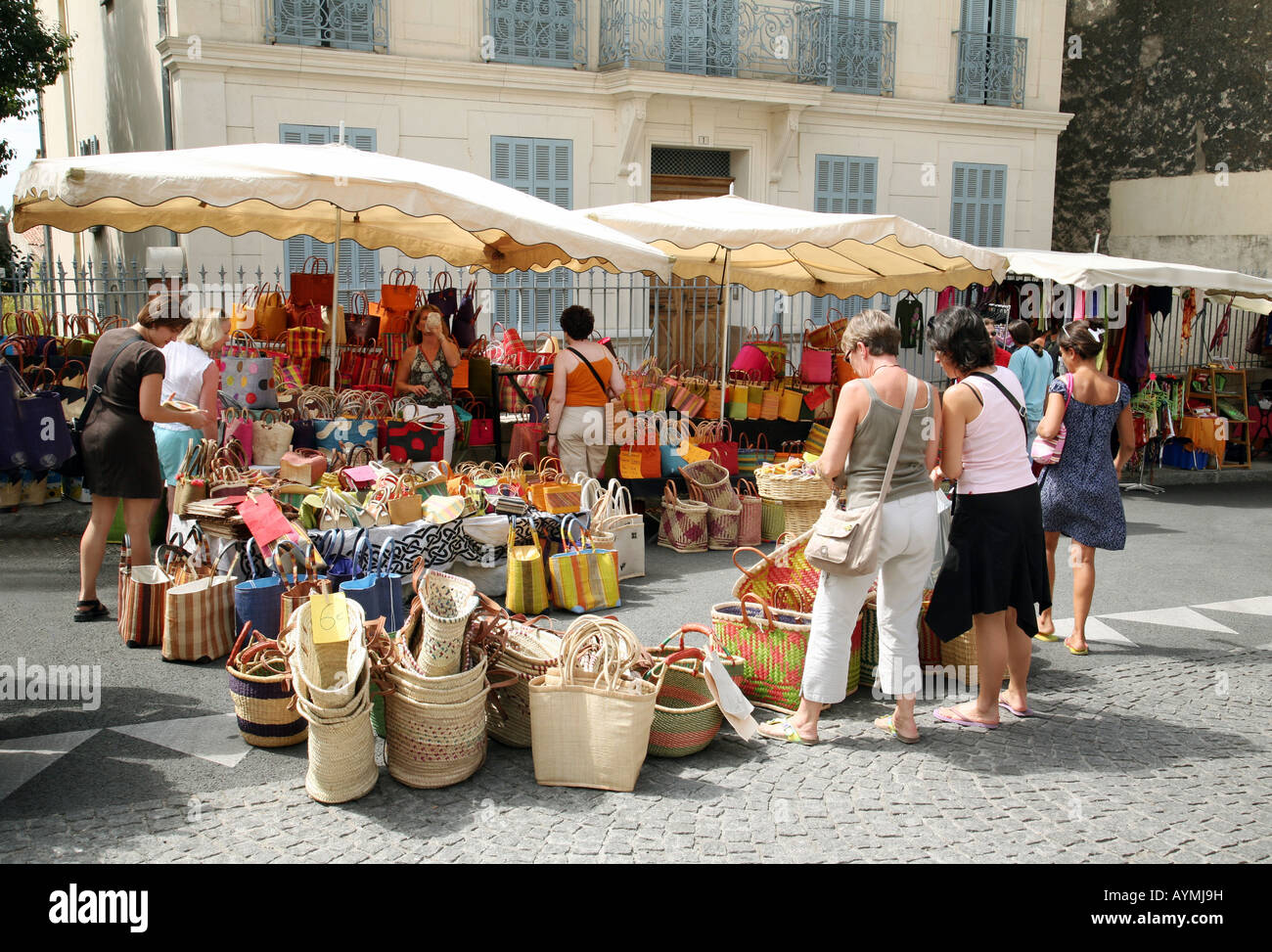 Provence market; Tourists and shoppers at a basket and craft stall, Lorgues  market, Provence, France Europe Stock Photo - Alamy