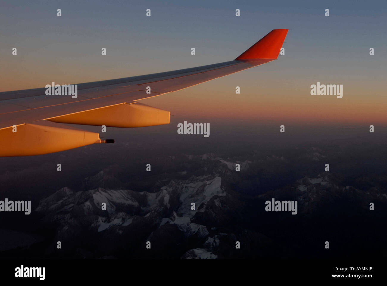 Plane flying into sunset hi-res stock photography and images - Alamy