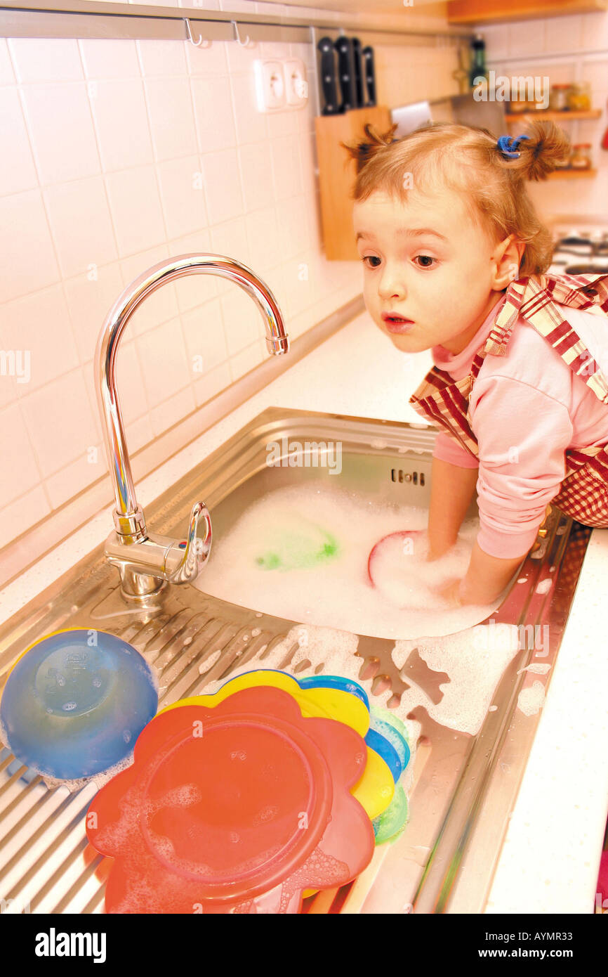 Kleines Maedchen macht den Abwasch Stock Photo