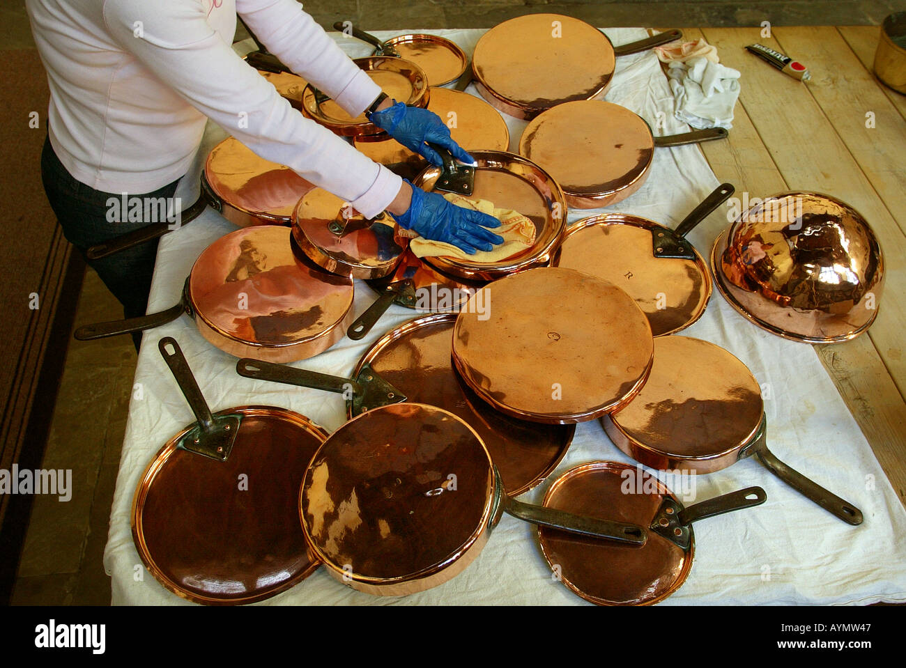 Cleaning copper pots hires stock photography and images Alamy