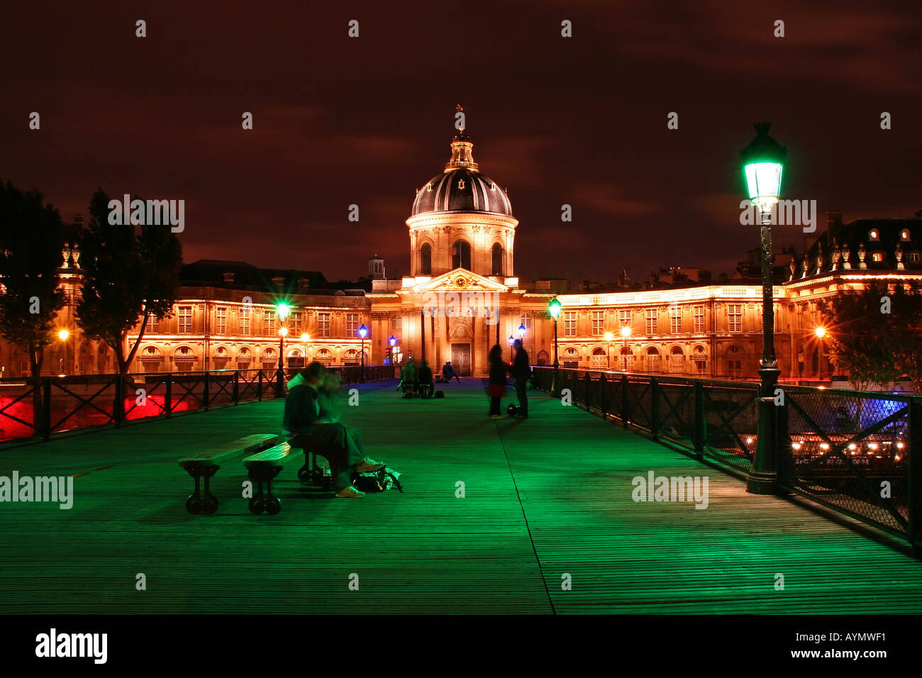 Le pont des Arts by night with the French Institute in the background - Paris, France Stock Photo