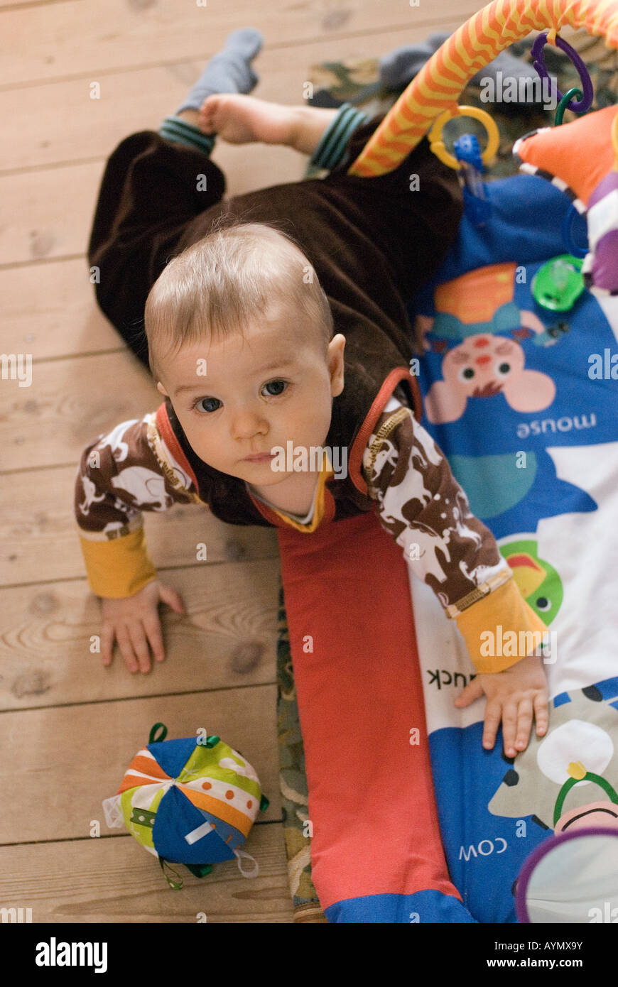 Baby moving arms hires stock photography and images Alamy