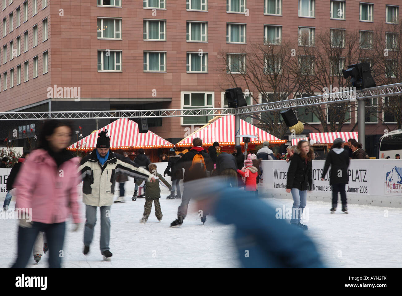 Europa Europe Germany Deutschland Berlin Mitte Potsdamer Platz Square Schlittschuh Laufen Ice Skate Stock Photo