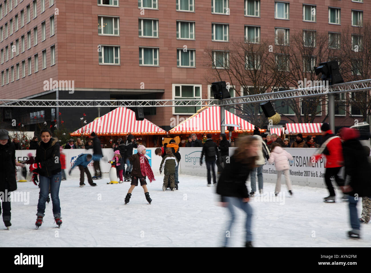 Europa Europe Germany Deutschland Berlin Mitte Potsdamer Platz Square Schlittschuh Laufen Ice Skate Stock Photo