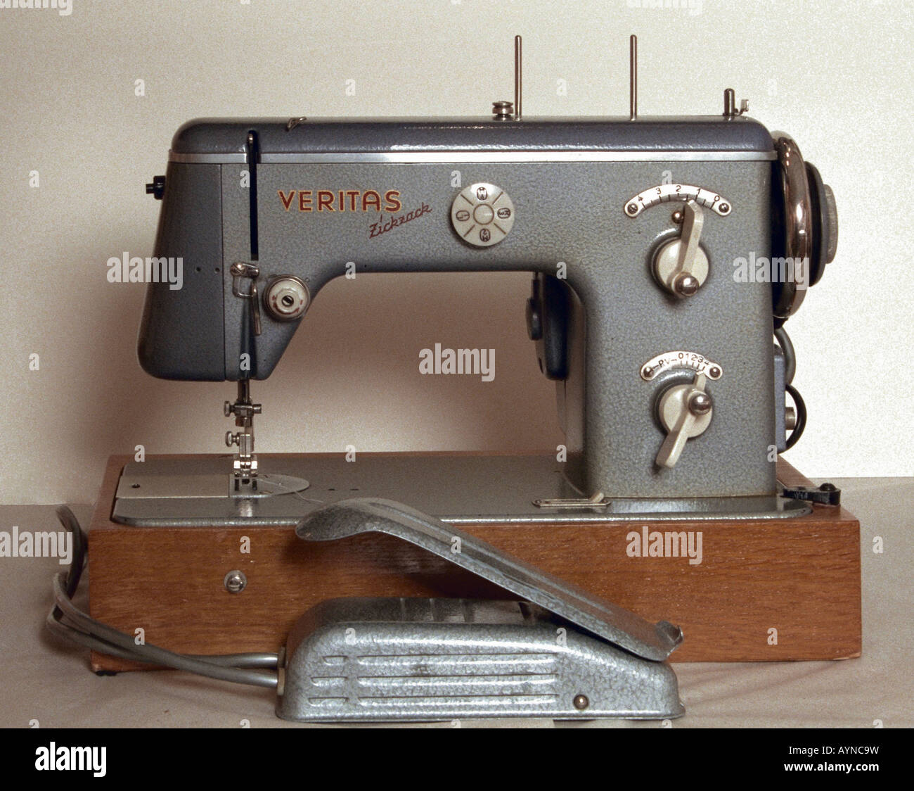 Veritas sewing machine hi-res stock photography and images - Alamy