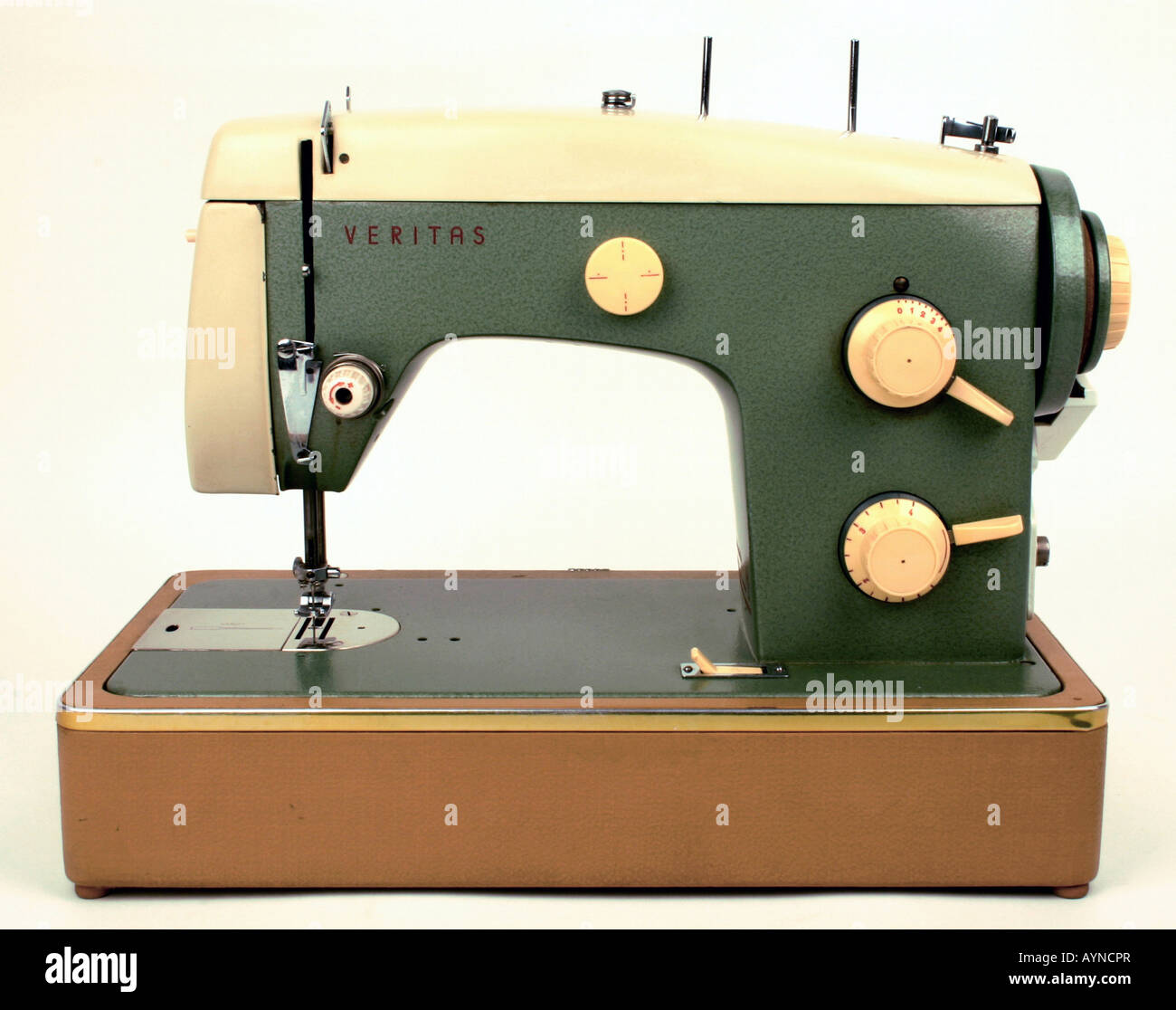 household, household appliances, electrical sewing machine Veritas 8014/22,  produced by VEB Textima Naehmaschinenwerk Wittenberge, GDR, 1960s Stock  Photo - Alamy