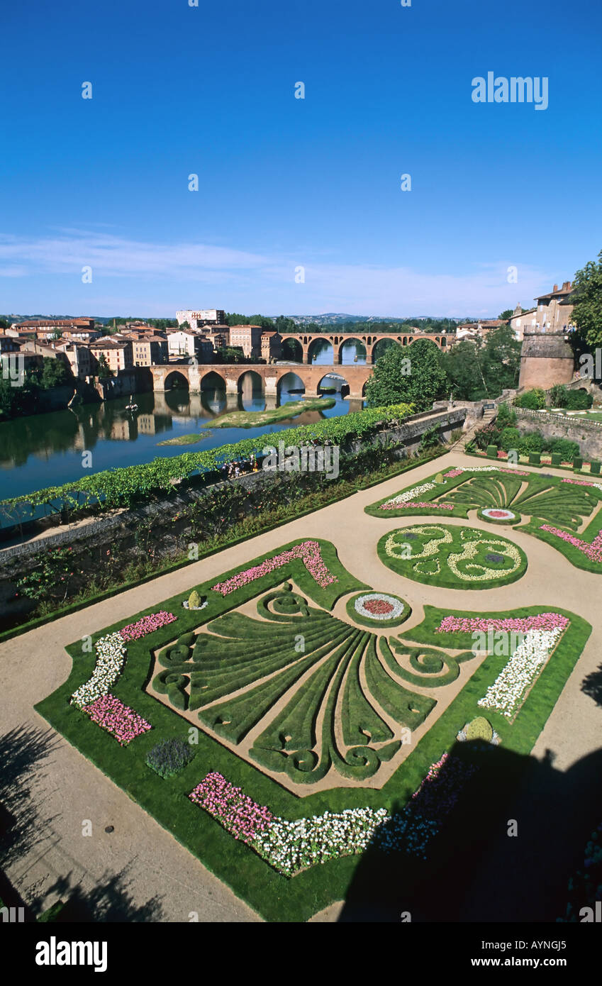 PALAIS DE LA BERBIE BISHOP'S PALACE GARDEN & TARN RIVER ALBI MIDI-PYRENEES FRANCE Stock Photo