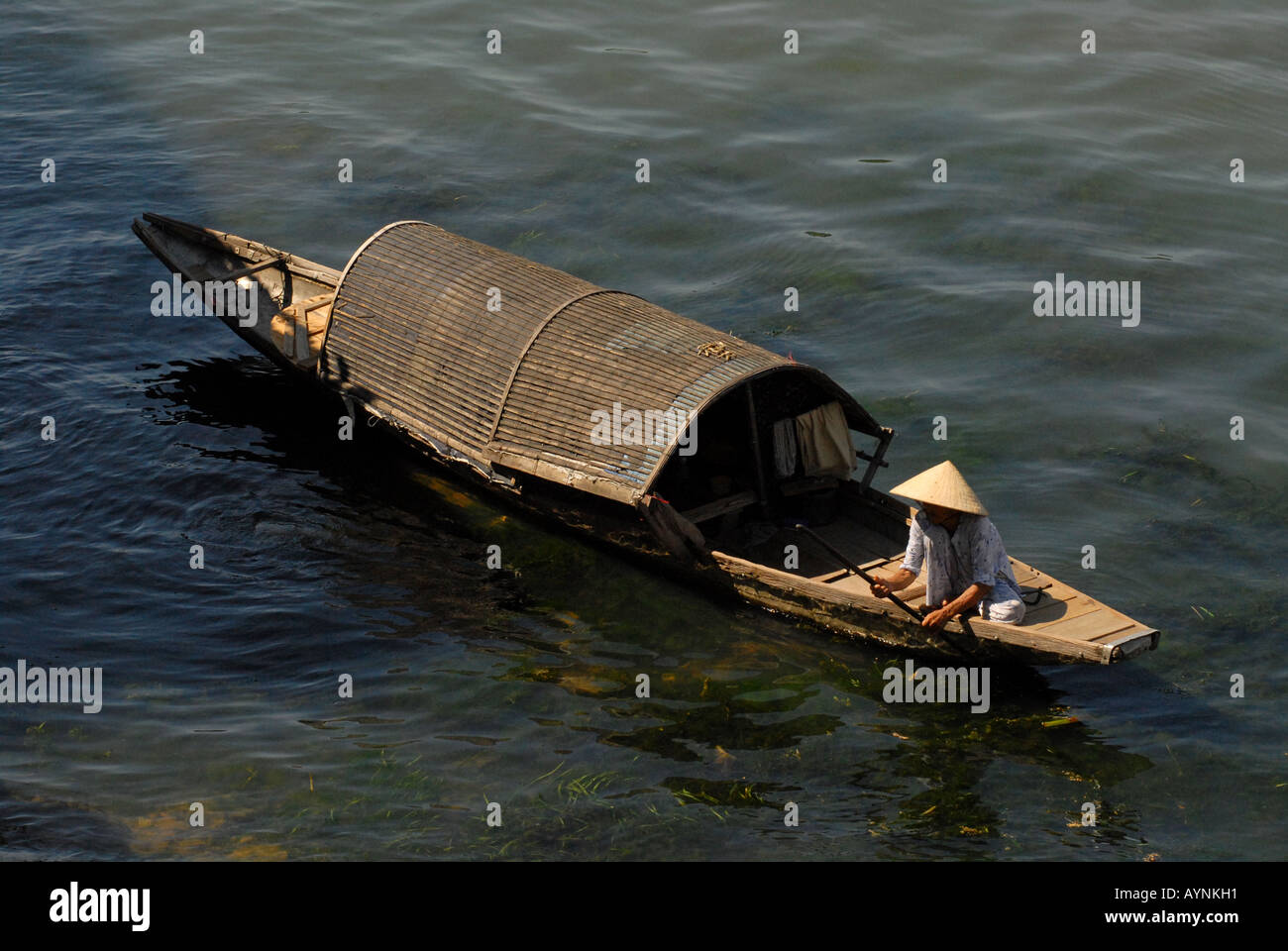 Tourist vietnamese sampan boat hi-res stock photography and images - Alamy
