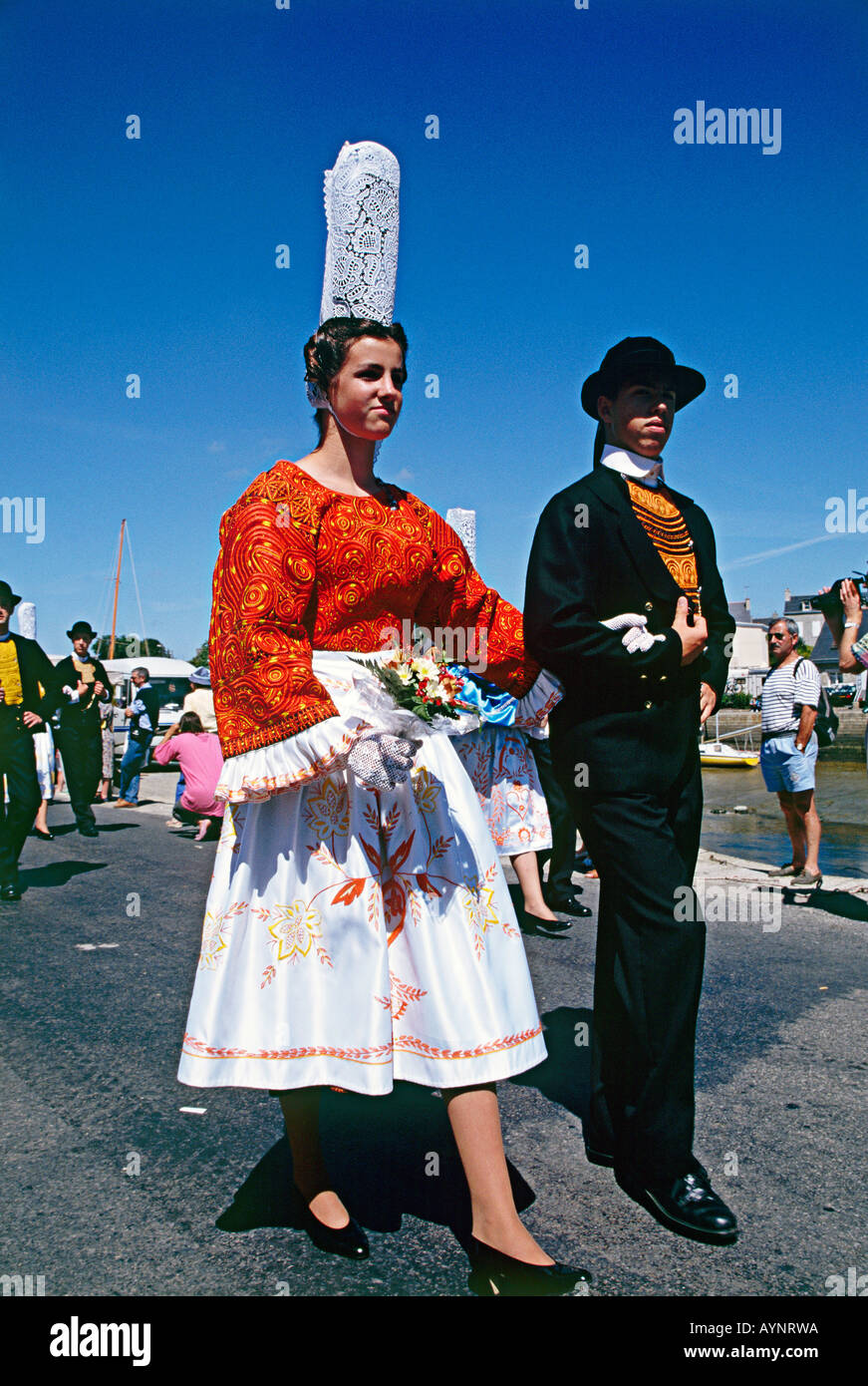 A couple wearing traditional Breton costume the man s plain black hat  contrasting with the lady s tall lace Bigouden headdresst on her coiffed  hair Stock Photo - Alamy