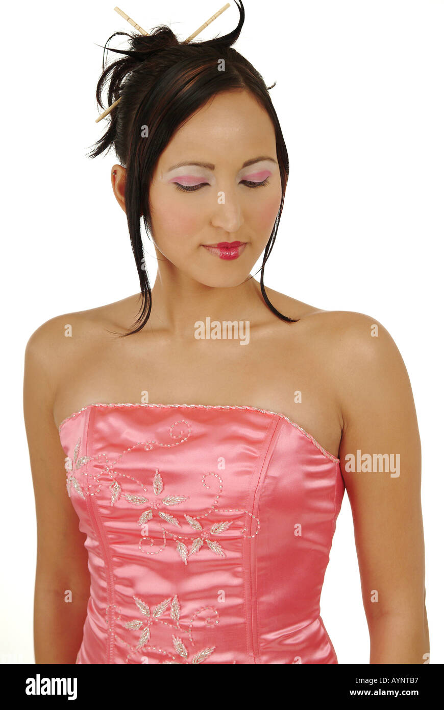 Junge asiatisch aussehende Frau in einem traditionellen Kleid Stock Photo