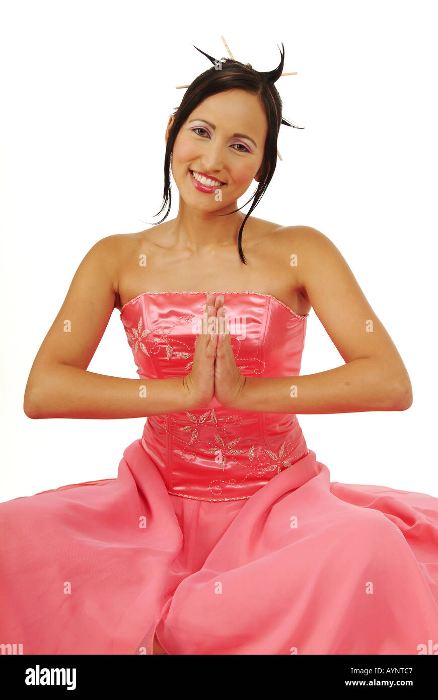 Junge asiatisch aussehende Frau in einem traditionellen Kleid Stock Photo