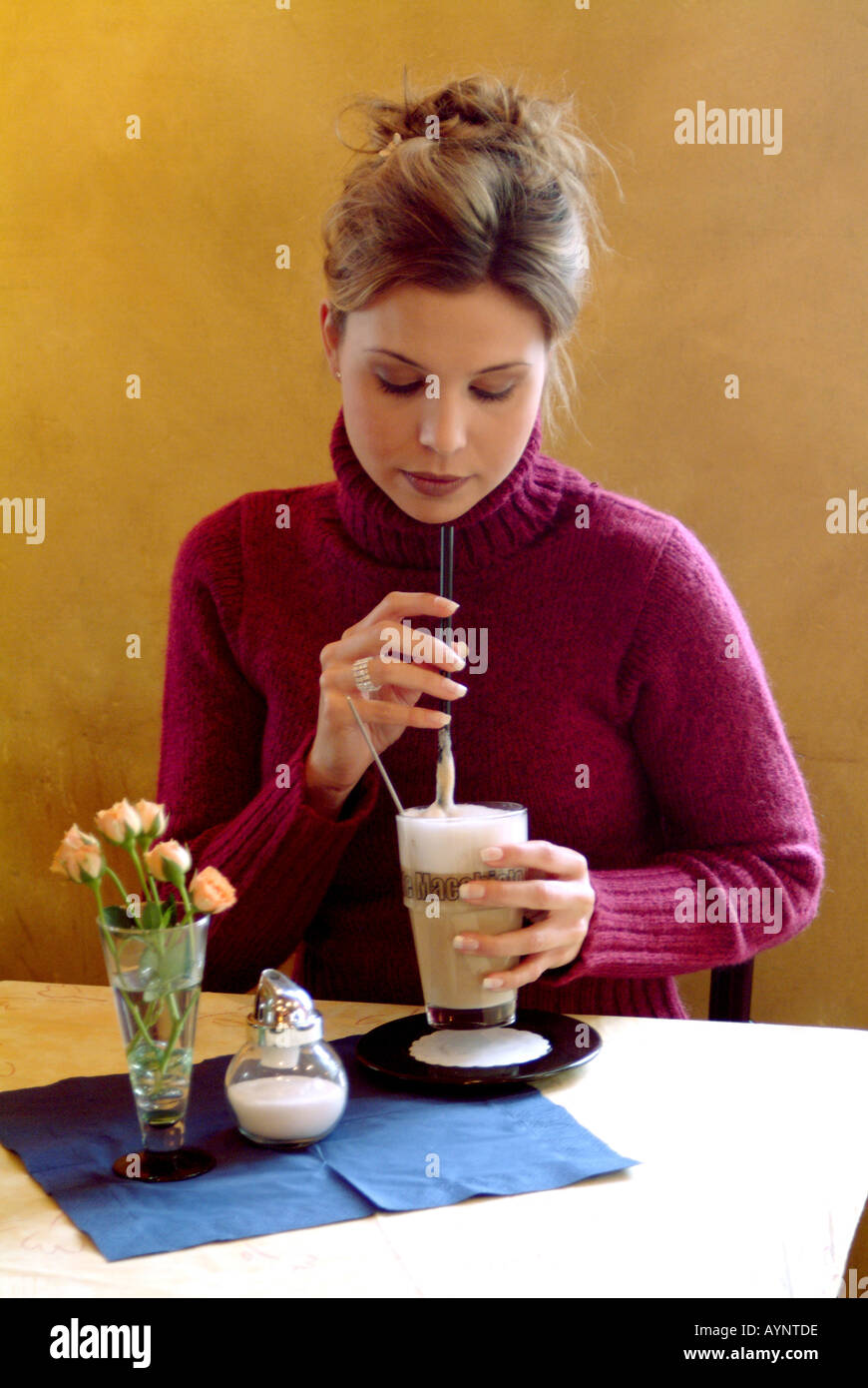 Junge dunkelhaarige Frau trinkt einen Eiskaffee Stock Photo