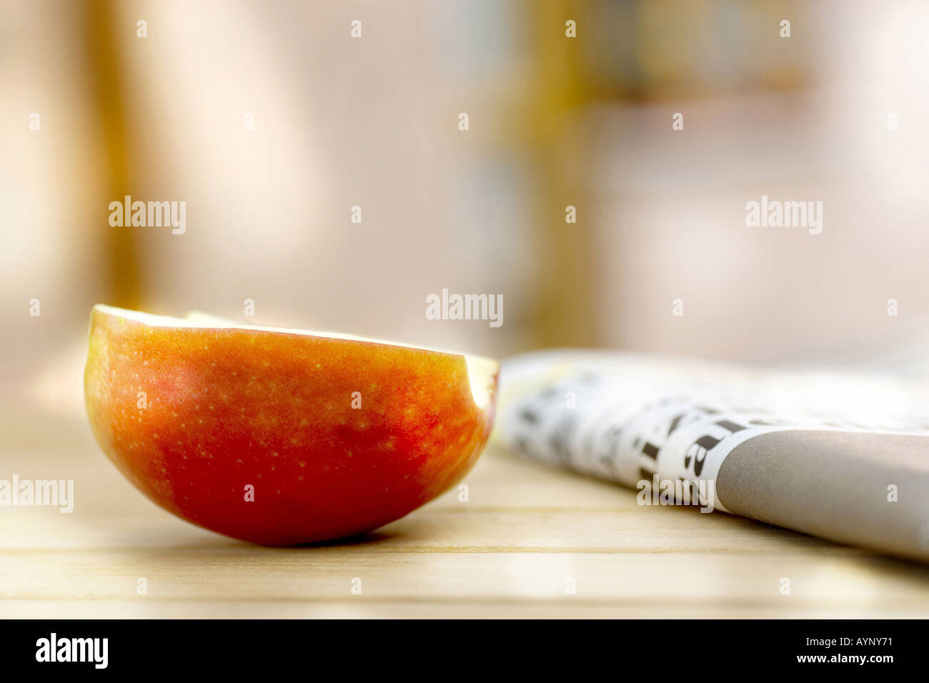 Halbierter Apfel als Zwischenmahlzeit Stock Photo